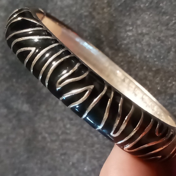 Spring Hinged clamper bracelet animal print black enamel & silver - Picture 3 of 4